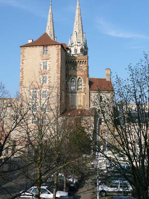 La mal coiffée qui cache la cathédrale