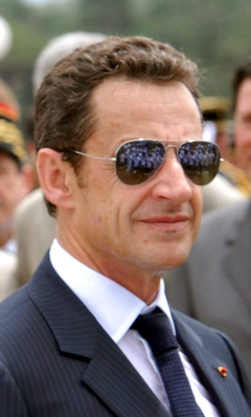 Sarkozy-en-lunettes-noires_1244345551
