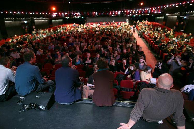 625899-plus-de-400-intermittents-du-spectacle-reunis-en-assemblee-generale-a-l-olympia-le-5-mars-2014[1]