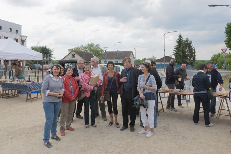 Marche avermes elus avec bouteille